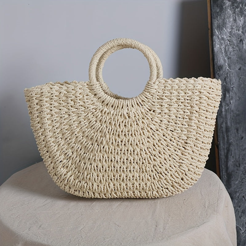 Bolso en forma de media luna de paja trenzada