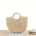 Bolso en forma de media luna de paja trenzada