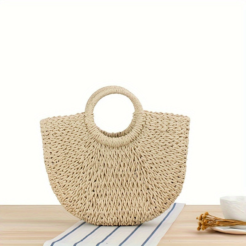 Bolso en forma de media luna de paja trenzada